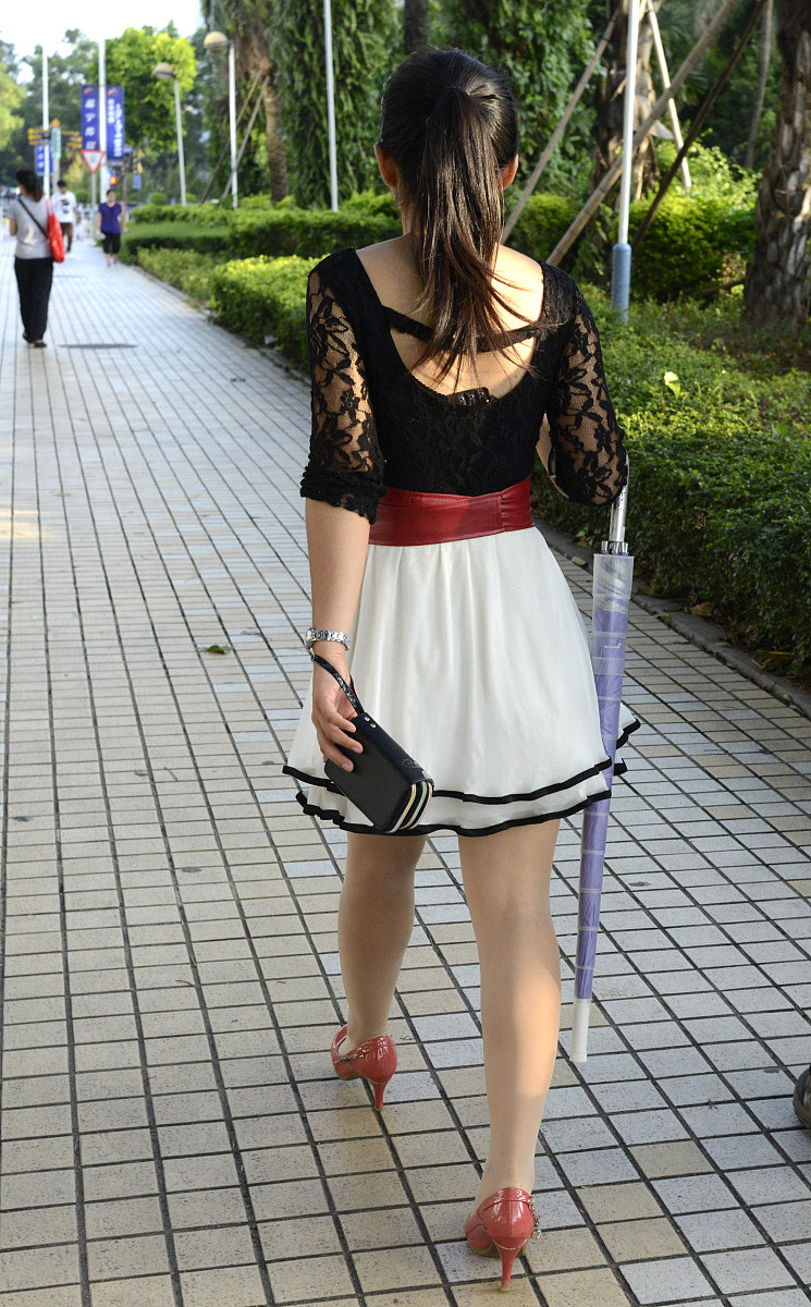 ***_***2013年6月12日,广东省东莞市.街头穿露背装的美女