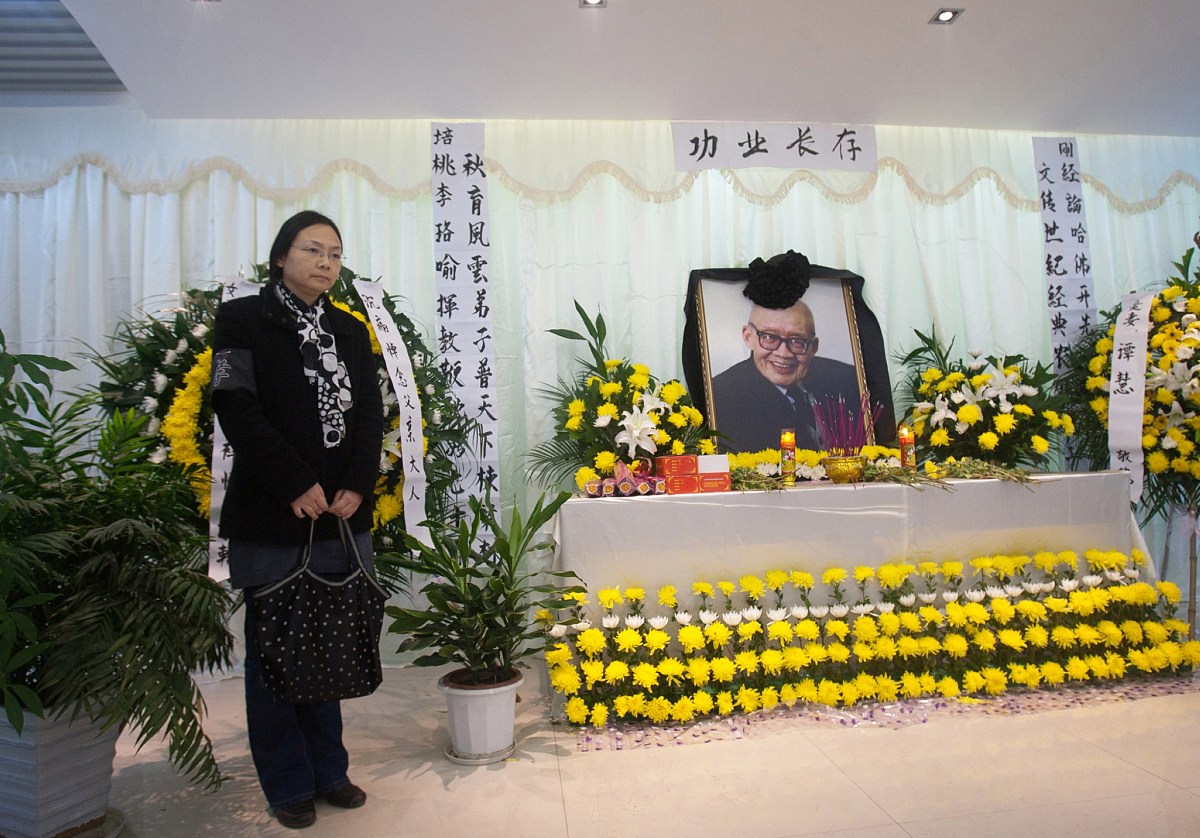 2011年11月24日,湖北武汉华中科技大学经济学院里,各个院系的师生到灵