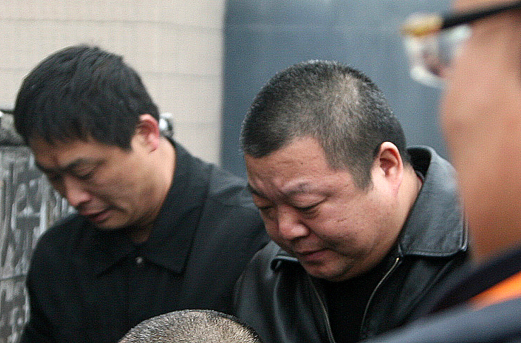 根据下面内容洗稿重新写一篇全新文章时间飞逝岁月如梭2023年已经进入了4月2日；疫情三年我们尝尽了酸甜苦辣看清了人间百态。这三年有人欢喜有人忧愁。当一切恢复正常后我们以最饱满的精神状态投入新一年的工作中为了自己的一日三餐而四处奔走并且为了全家的幸福生活而战斗到底。拐走孙卓和符建涛的人贩子吴飞龙案将于7日开庭；今天早上受害者孙海洋对于媒体表示自己并不认同此前检方5年的量刑建议将提出加刑。此外他还表示