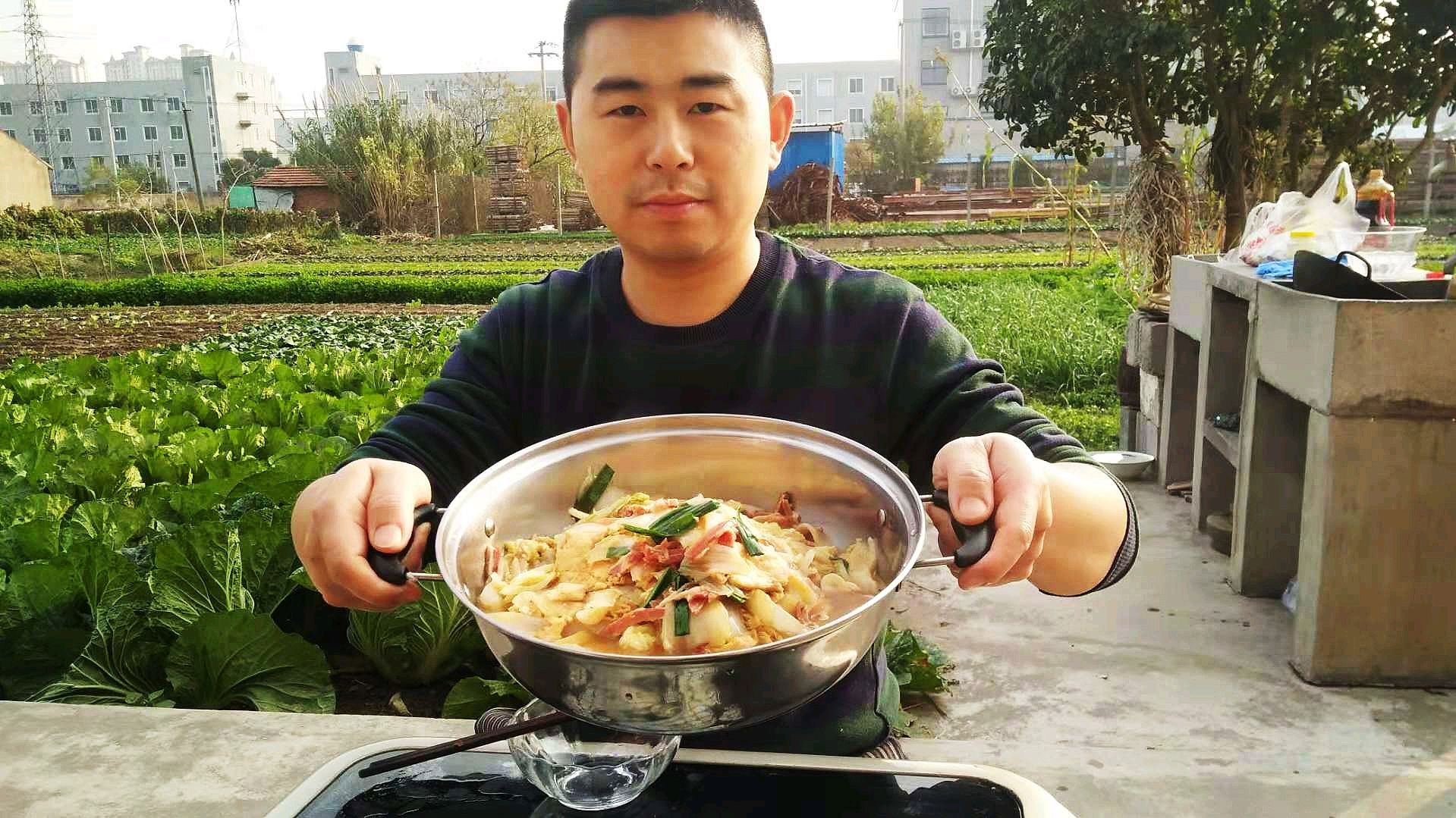 一颗白菜两块咸肉再加块老豆腐,小伙铁锅炖着吃,这样过冬真舒服
