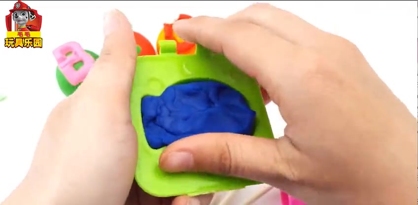 用蓝色的彩泥去制作可爱的小鱼吧