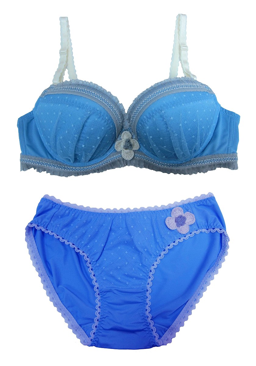 秋季针织穿搭指南：童趣小长颈鹿、浅米色马甲、蓝色小花裙，展现你的时尚魅力！