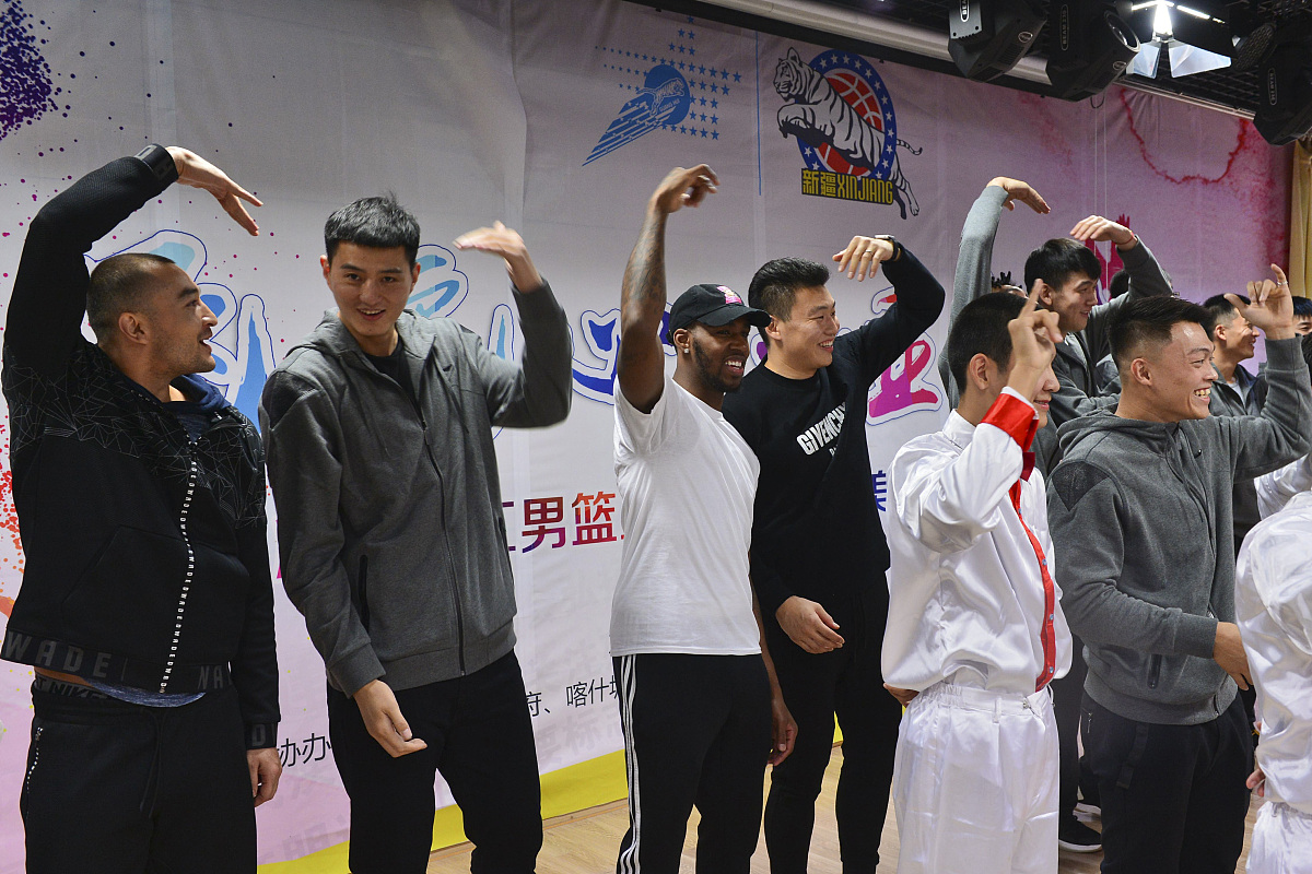篮球开场：友谊与梦想的起点