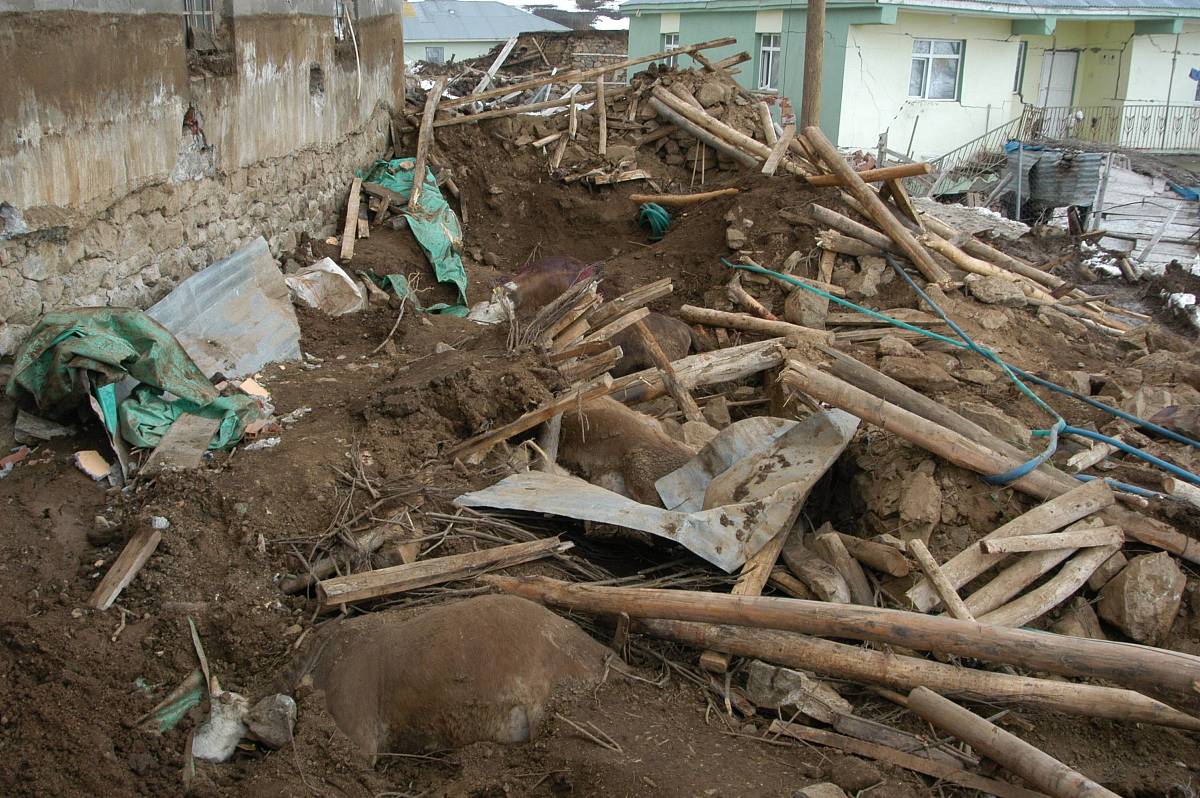 请改写润色这段中文:四、安徽地震预警的现状和思考地震预警系统仍然面临一些挑战例如监测设备的建设和维护成本、预警信号的传递速度和可靠性等。然而随着技术的不断进步和监测设备的不断完善地震预警系统有望在未来发挥更大的作用。研究人员也在努力改进地震预警的准确性和预警时间以提供更有效的预警服务。从安徽区域地震预警系统的运行效果来看还存在以下几个方面的问题:1、地震台网预警技术要求台站布局均匀且密度较大台间距 请改写润色这段中文:四、安徽地震预警的现状和思考地震预警系统仍然面临一些挑战例如监测设备的建设和维护成本、预警信号的传递速度和可靠性等。然而随着技术的不断进步和监测设备的不断完善地震预警系统有望在未来发挥更大的作用。研究人员也在努力改进地震预警的准确性和预警时间以提供更有效的预警服务。从安徽区域地震预警系统的运行效果来看还存在以下几个方面的问题:1、地震台网预警技术要求台站布局均匀且密度较大台间距