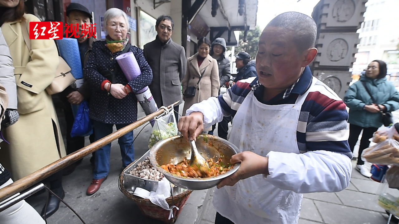 挑担卖凉拌鸡花费百万救白血病儿子,温江 “王鸡肉”谢绝捐助