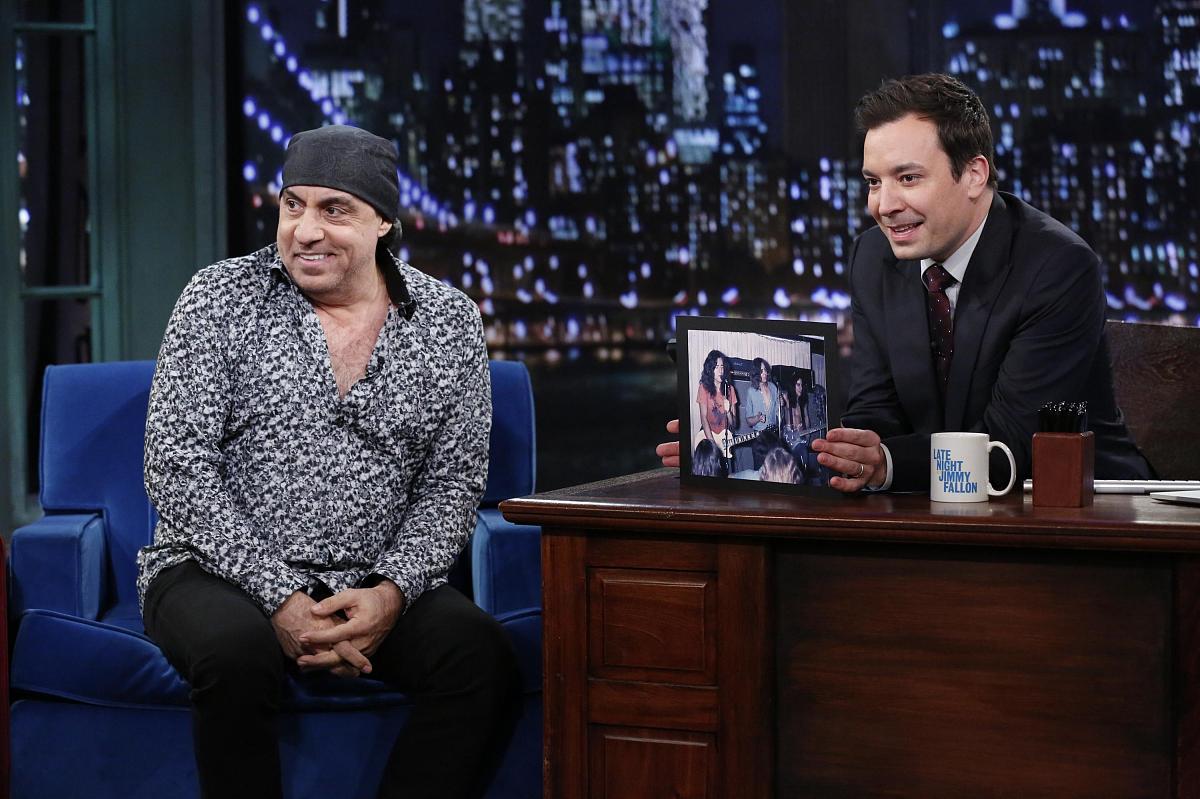 将下面json内容翻译为中文并保持json格式:comment All proceeds go to staff from the hosts respective shows title Five Late-Night Hosts Launch Podcast to Support Staff Impacted by Hollywood Strikes content pStephen Colb 将下面json内容翻译为中文并保持json格式:comment All proceeds go to staff from the hosts respective shows title Five Late-Night Hosts Launch Podcast to Support Staff Impacted by Hollywood Strikes content pStephen Colb