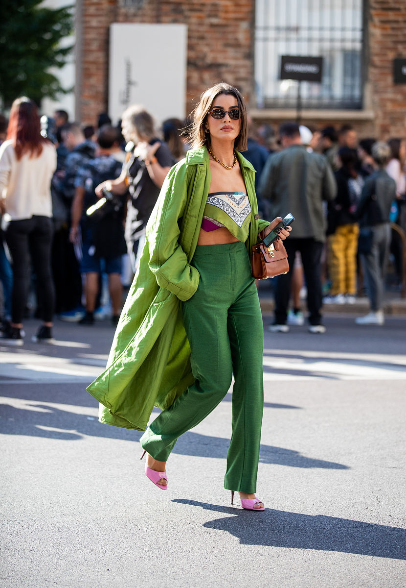 率性穿搭指南：绿色休闲T恤、白衬衣、宽松T恤，展现你的时尚魅力