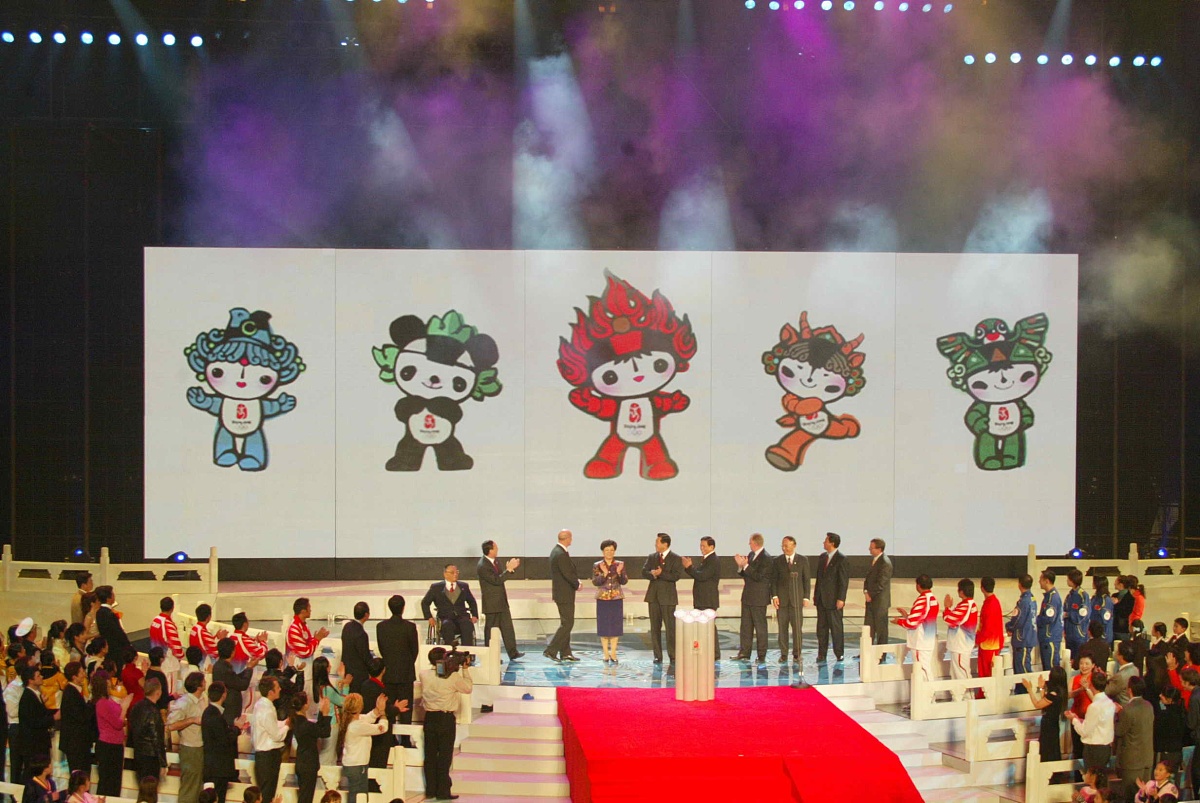 降低这段话的重复率并加以润色避免与原文出现连续5个字相同的句子：吉祥物是一种创新且重要的文化载体既可以作为国家之间交流与传播的载体也是举办国文化象征的展示。