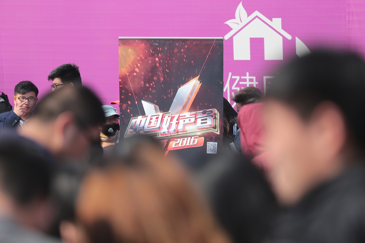 你现在身份是论文作者请对文《以《奇葩说》为例探讨电视节目编导中的创新与突破》的文章思路和框架进行写作其提纲为：一、引言 一 背景介绍 二研究目的 三选题意义二、电视节目编导的创新与突破 一创新的定义和重要性 二电视节目编导中的创新与突破的意义和价值 三相关理论和前人研究综述三、 《奇葩说》的创新与突破 一节目背景介绍：《奇葩说》的起源和发展 二创新的节目形式