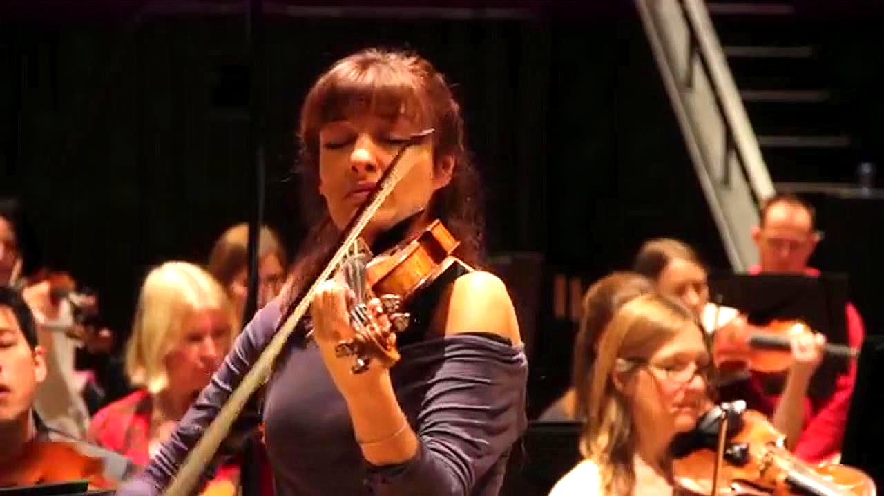 [图]格拉祖诺夫—《A小调第一小提琴协奏曲》,气质美女Nicola演奏!