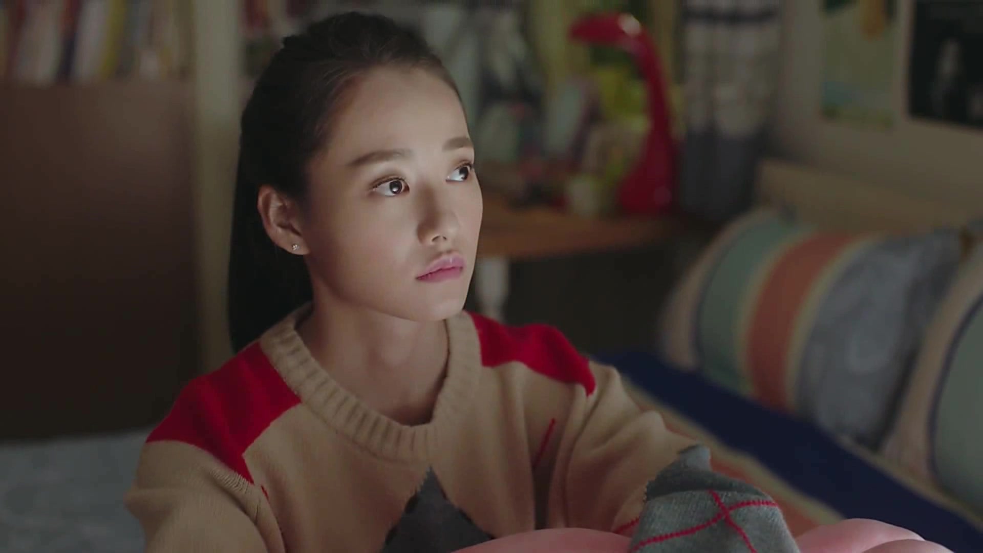 妈妈在包饺子,女儿在画妈妈,场面好温馨