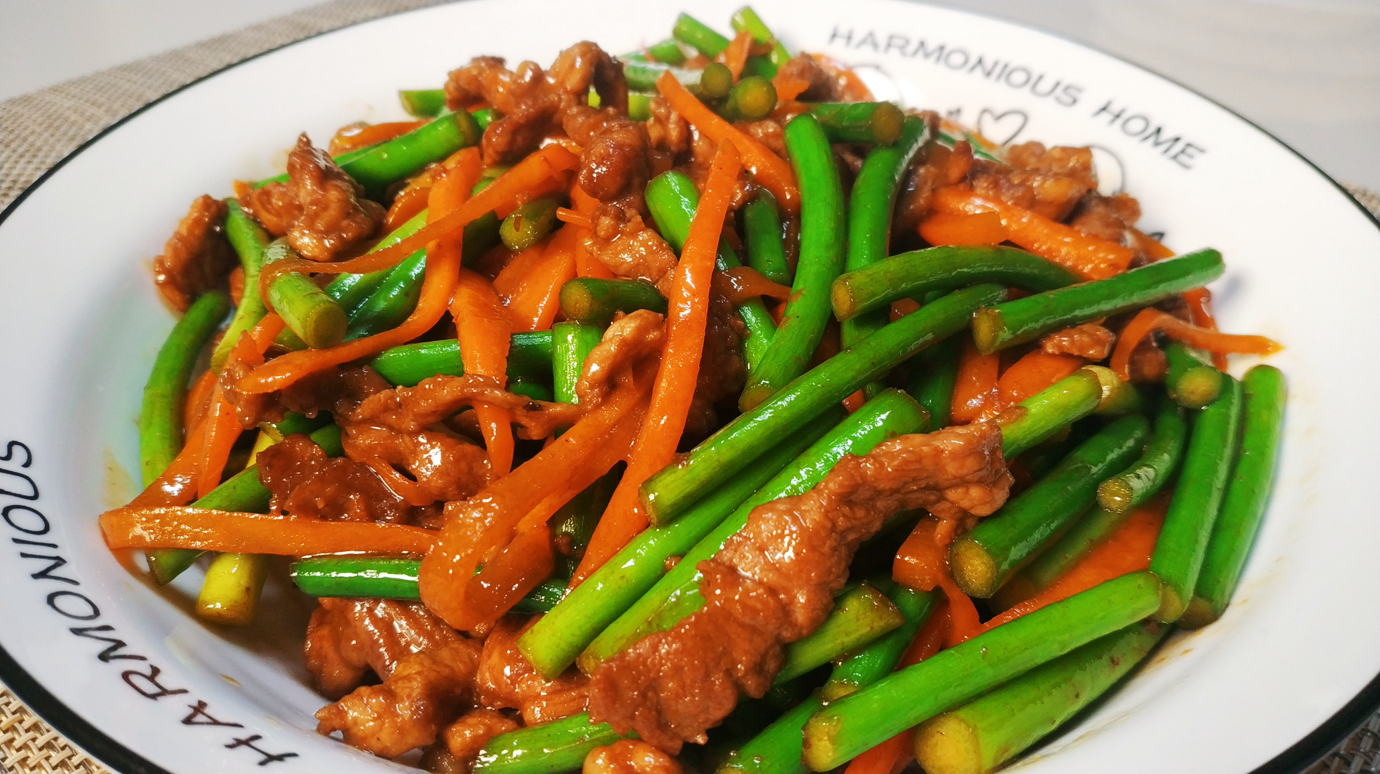 炒蒜薹时,直接下锅还是先焯水?教你小窍门,翠绿爽口又入味