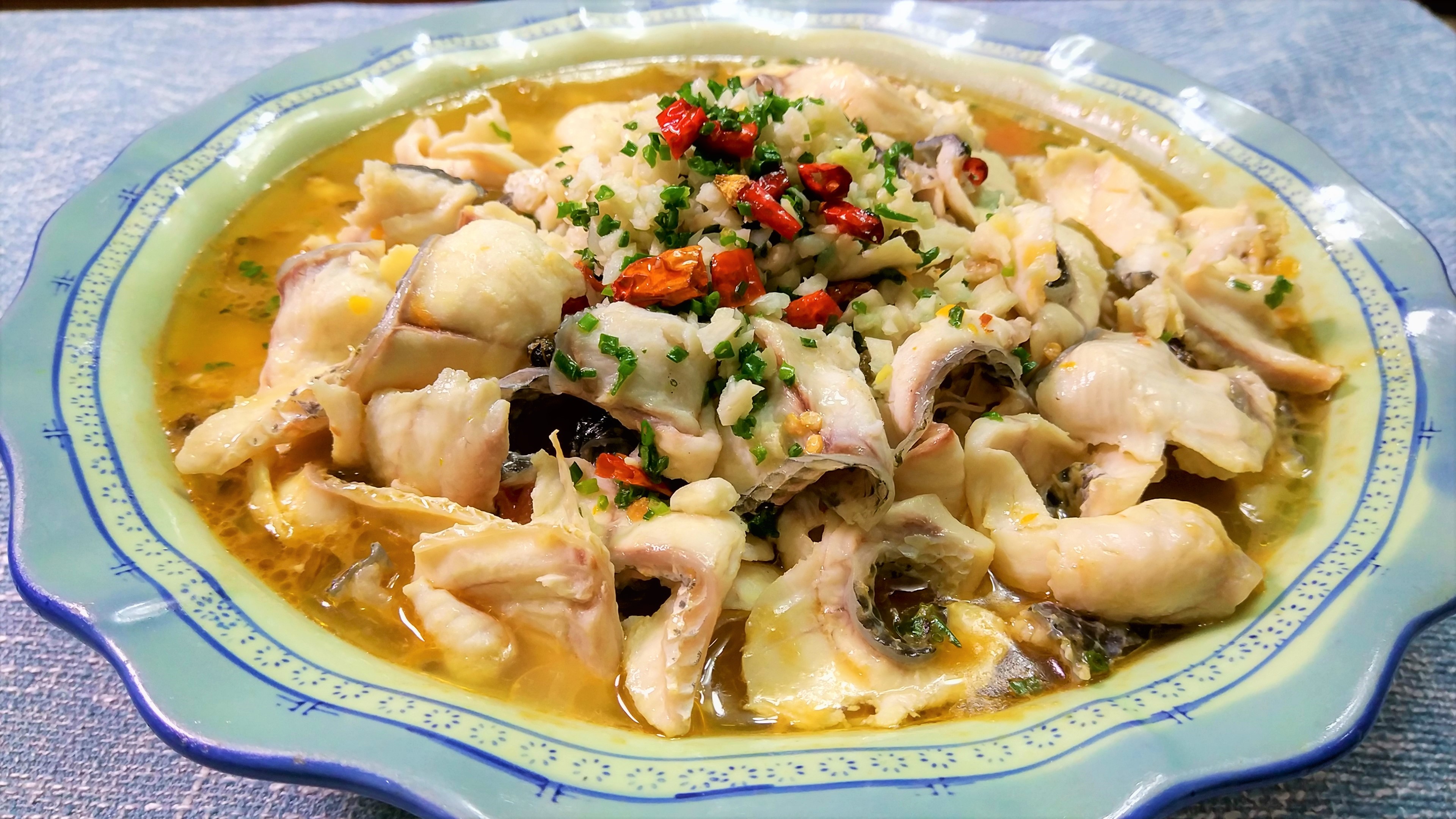 酸菜鱼30年独家配方,汤汁酸爽 ,鱼肉嫩滑,吃的连鱼刺都不剩!