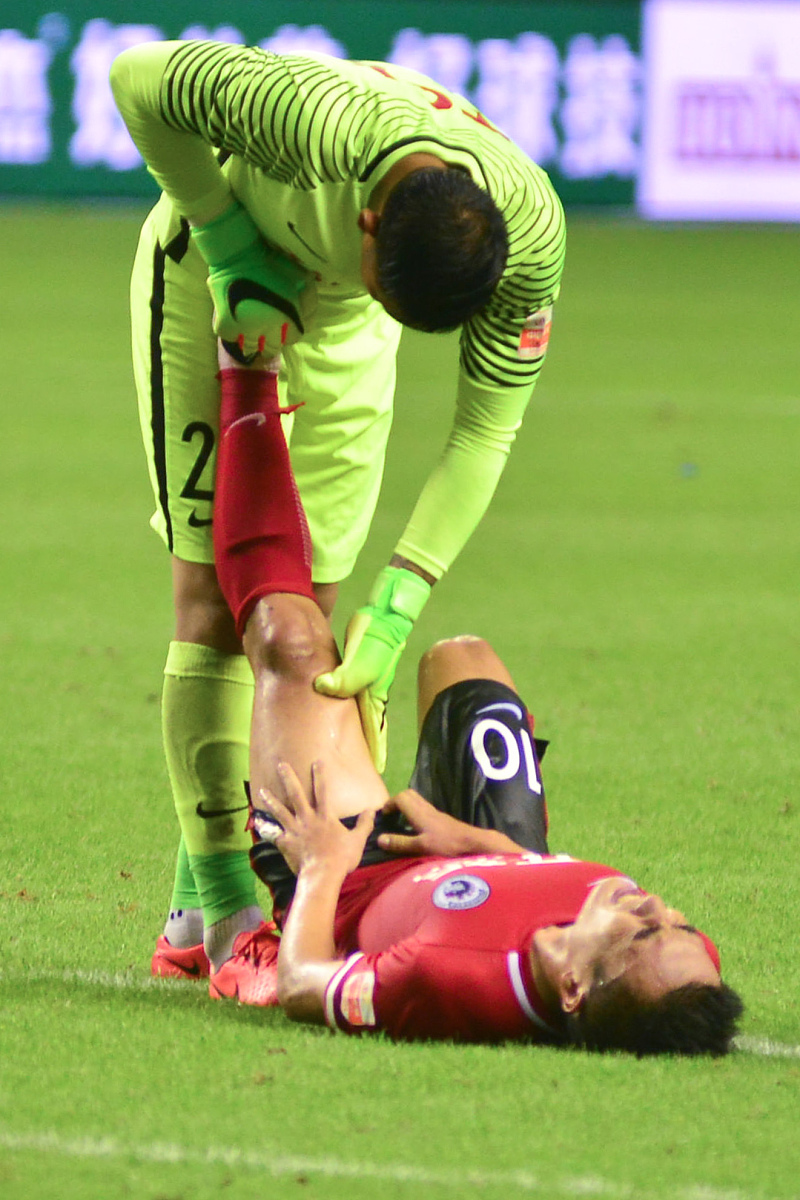 请仿照这篇文章写一篇关于脚老是抽筋是什么原因的文章。相信许多人自己或者家里老人都有过脚抽筋的时候脚抽筋常常会伴随着剧痛尤其是在睡梦中突然脚抽筋更让人难受抽筋后持续的肌肉疼痛也让人难以入眠。但有些人不知道应对方法只能默默忍受。其实想知道脚抽筋如何快速缓解、抽筋后腿一直痛怎么办很简单只需记住一个方法即可。脚抽筋如何快速缓解对症下药很关键。例如当小腿抽筋时应尽力将抽筋的小腿伸直脚趾向上身体向前倾用力把抽