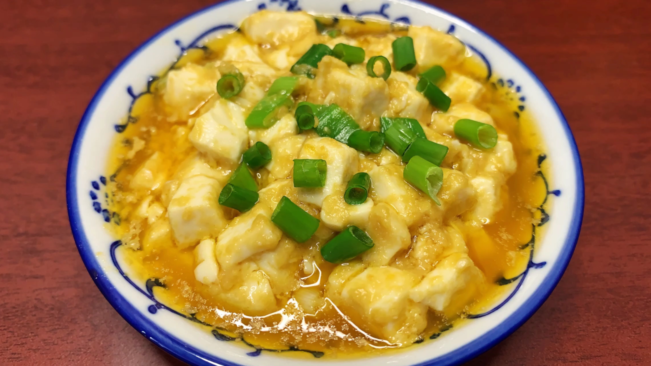 咸鸭蛋新吃法,和豆腐简单一烧色泽金黄咸香四溢比肉都要好吃