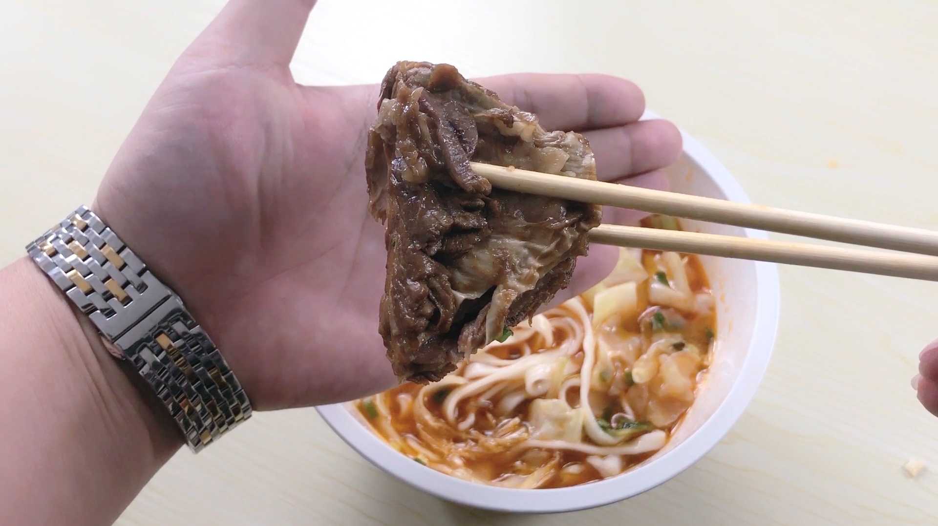 外卖45元康师傅私房牛肉面,看到这几块牛肉,我就知道钱花值了!