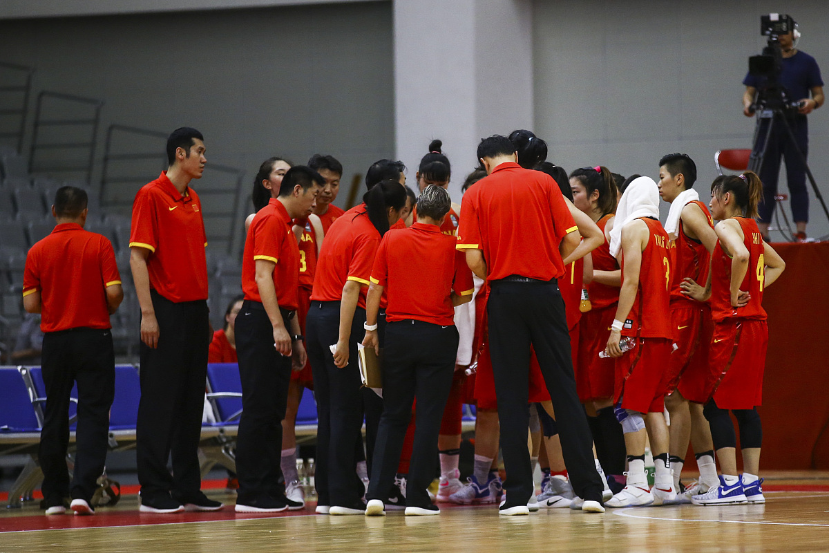 专业教练指导，助我院排球队实力提升