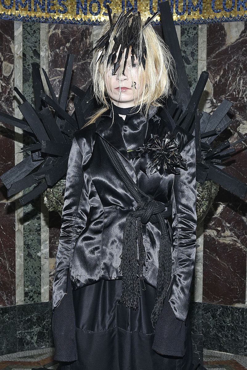 扭伤后持续隐隐作痛，如何用英语表达？