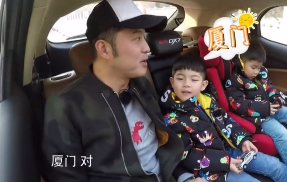 终于看到沙溢三父子合体了,聪明的安吉和古灵精怪的小鱼儿