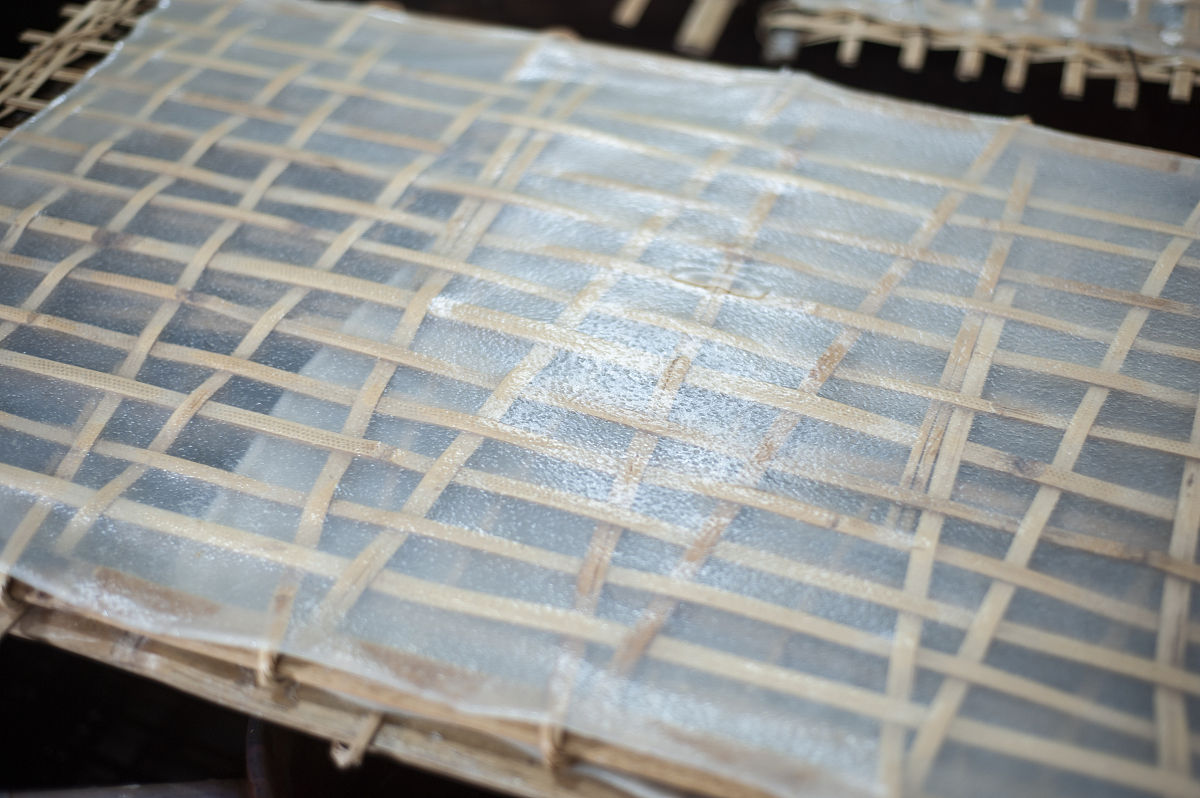 图34a、b、c分别反映了反应温度为0 ℃、30 ℃、50 ℃时反应体系的现象。当反应温度为0 ℃时反应4 h反应体系呈现淀粉浆溶液碳化现象不明显；而当反应温度为30 ℃时反应30 min体系开始发黑碳化现象较严重；当反应温度为50 ℃时反应10 min碳化现象严重。续写