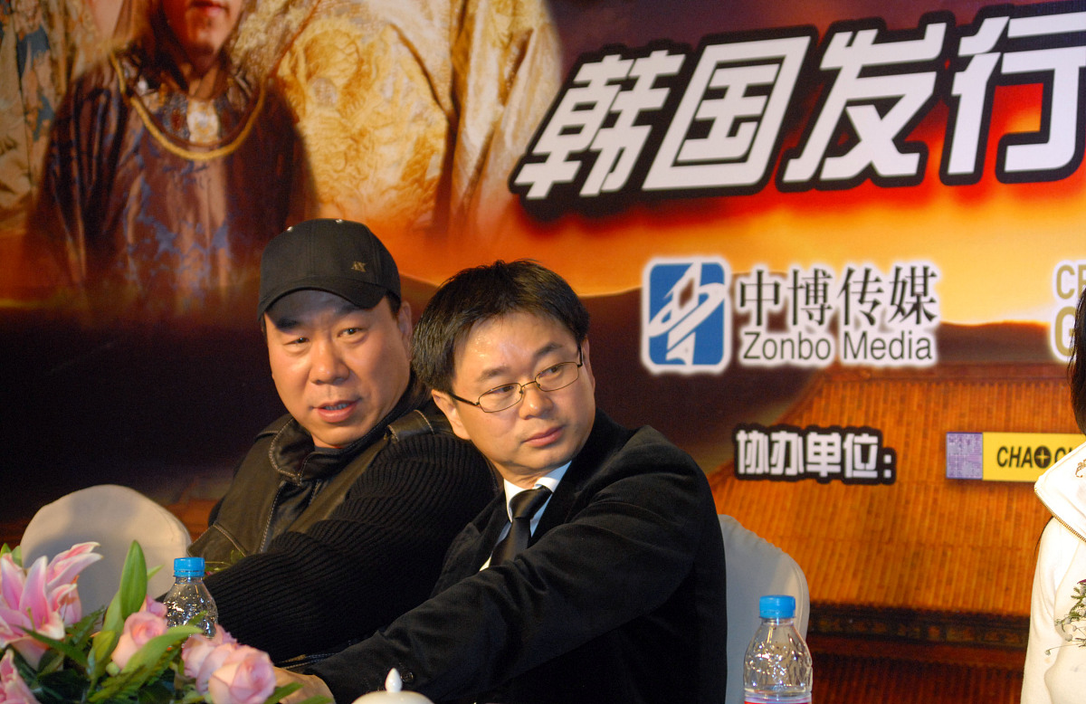 张伟平与韩国总代理陈伟明在《黄金甲》的北京记者会上.+++_+++满城尽