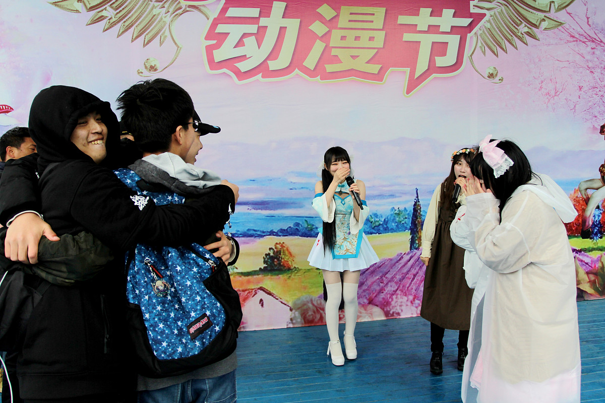 你是汉堡王的创意编导现在你需要写一个视频脚本时长30s场景是汉堡王门店出镜的人是店长和客人脚本内容是客人点蛋牛牛蛋堡而店长得了健忘症需要搞笑的