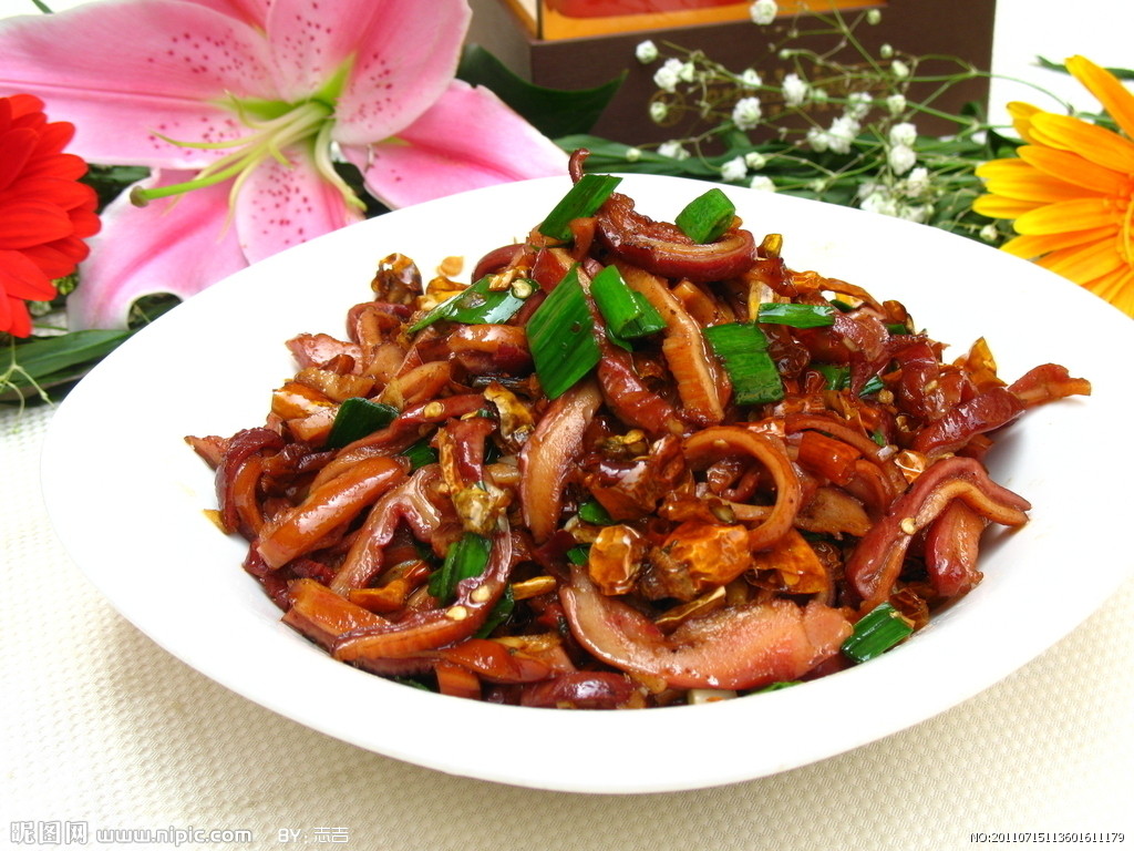 年夜饭下酒菜!小炒猪耳尖,简单3步就做好,一口气能吃三大碗! 大家好,这里是三叁美食工坊,今天又和大家一起分享关于时美食的那些事。今天我们要说的是小炒猪耳尖。 现在很多人做家常菜经常是各种各样的小炒肉,但是经常吃也会有吃腻的时候,所以偶尔吃点其他的小炒也是非常好的,比如小炒猪耳尖。经常在晚上路过夜宵摊的时候,都会看到那些吃烤串的人,桌上除了一些烤串还有一些就是一些卤味了。特别是猪耳尖出现的频率更是多,喝酒的人坐在那里慢慢聊天,一边吃着刚炒好的猪耳尖,一变喝着酒聊着近期发生的一些开心的不开心的事,看起来也是