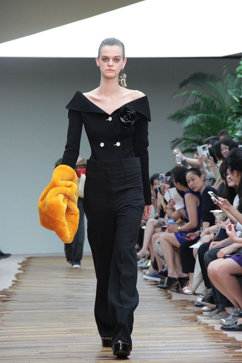 未来时尚设计师职业形象设计：色彩、材质、款式与整体搭配