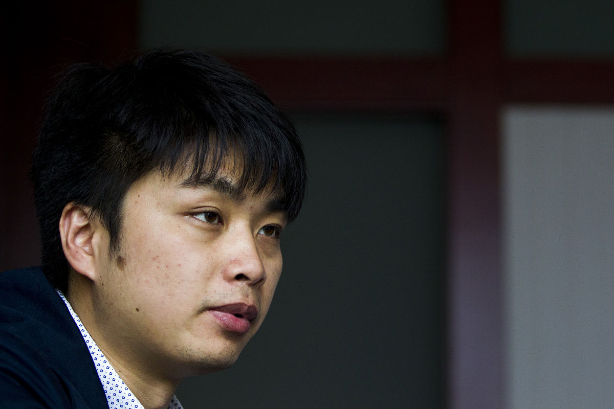图片故事:从wcg之王到电竞企业家——人皇sky的一天李晓峰在会议室与w