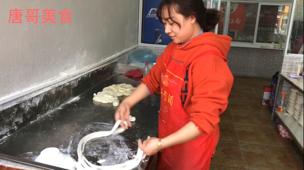 实拍安徽定远本土拉面西施,整点猪头肉牛肉烧鸡,喝2杯真得劲