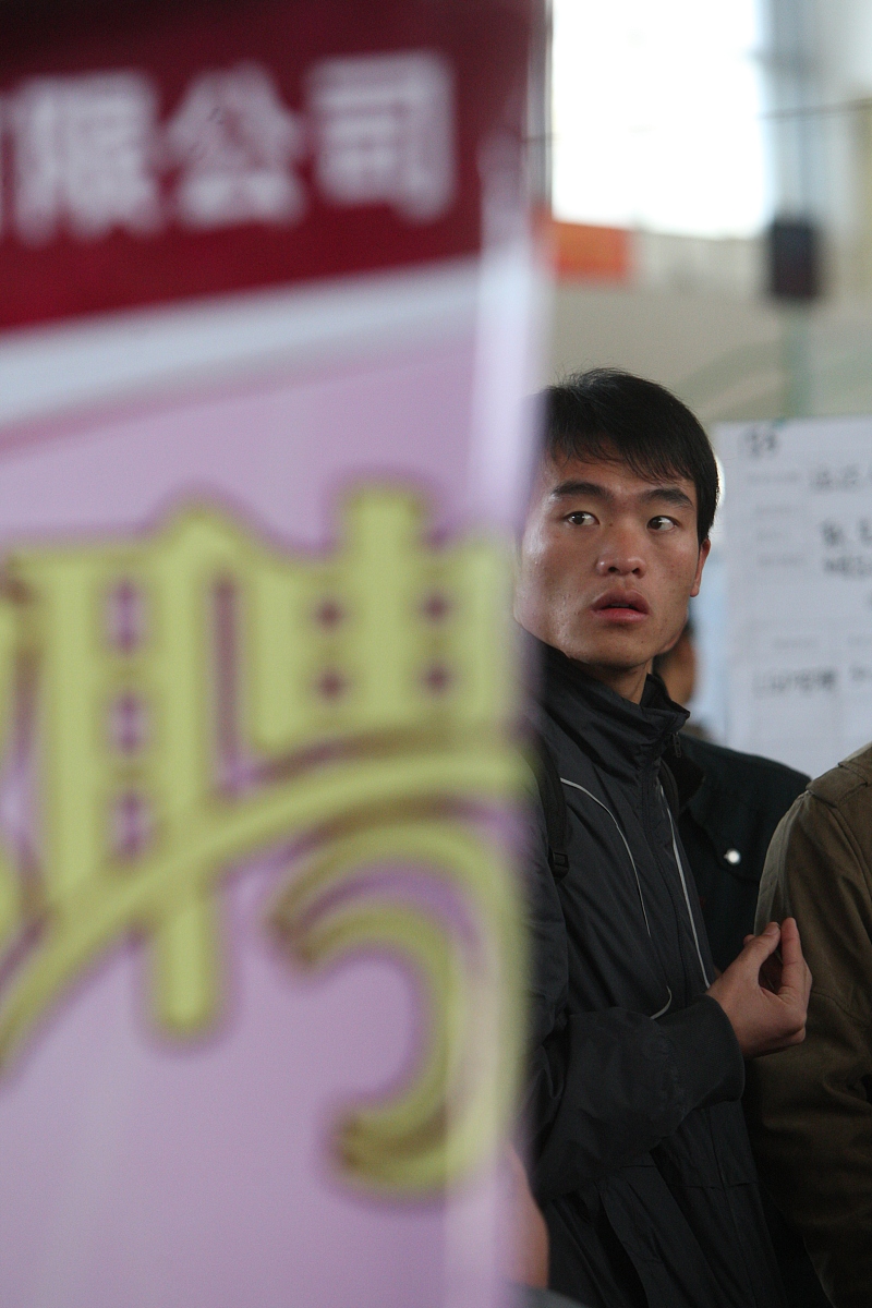 ***_***2012年11月17日,山东烟台,在鲁东大学篮球馆,大学生在2013届毕