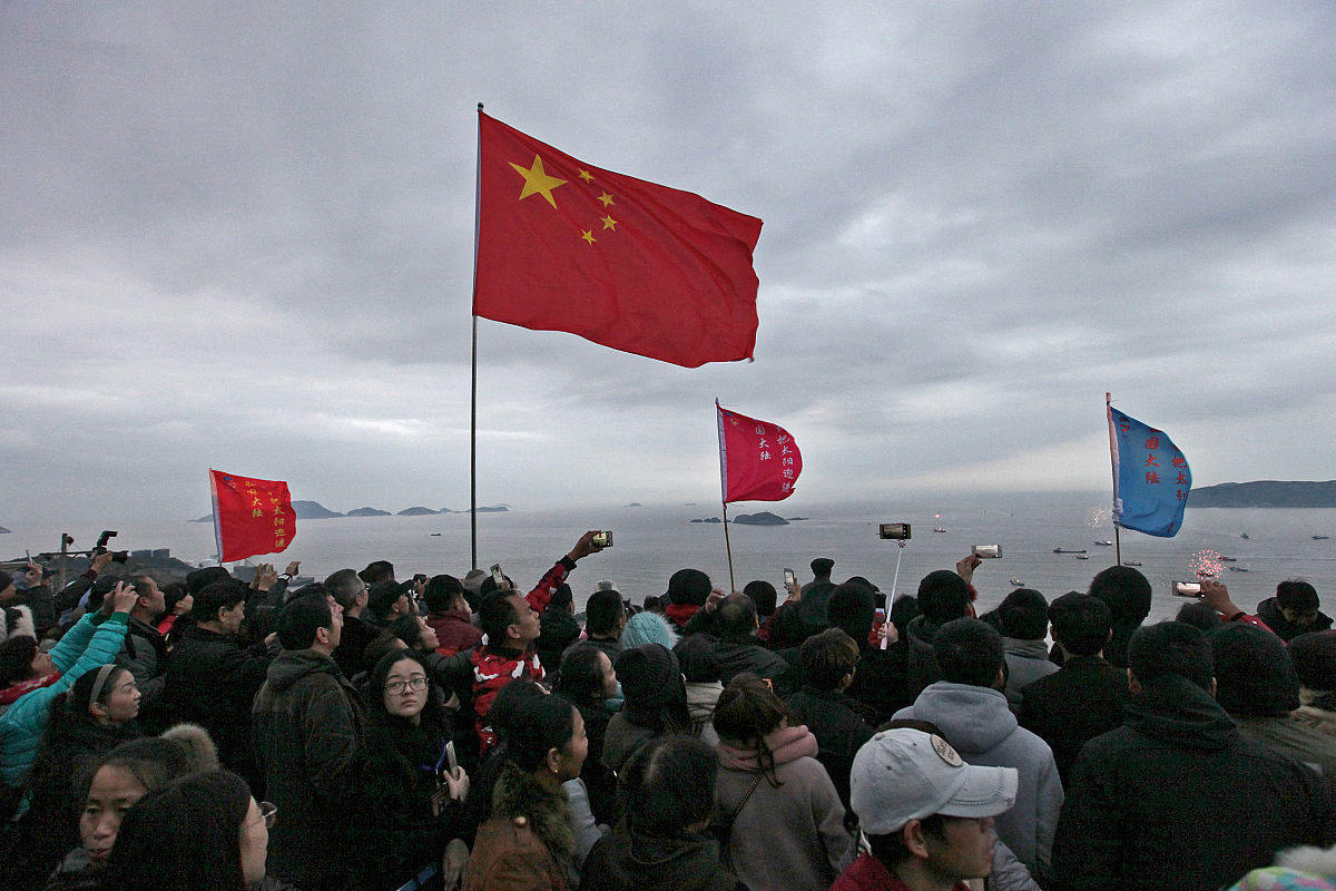 孤独男孩在阳光镇找到家：一个关于友爱与归属感的故事