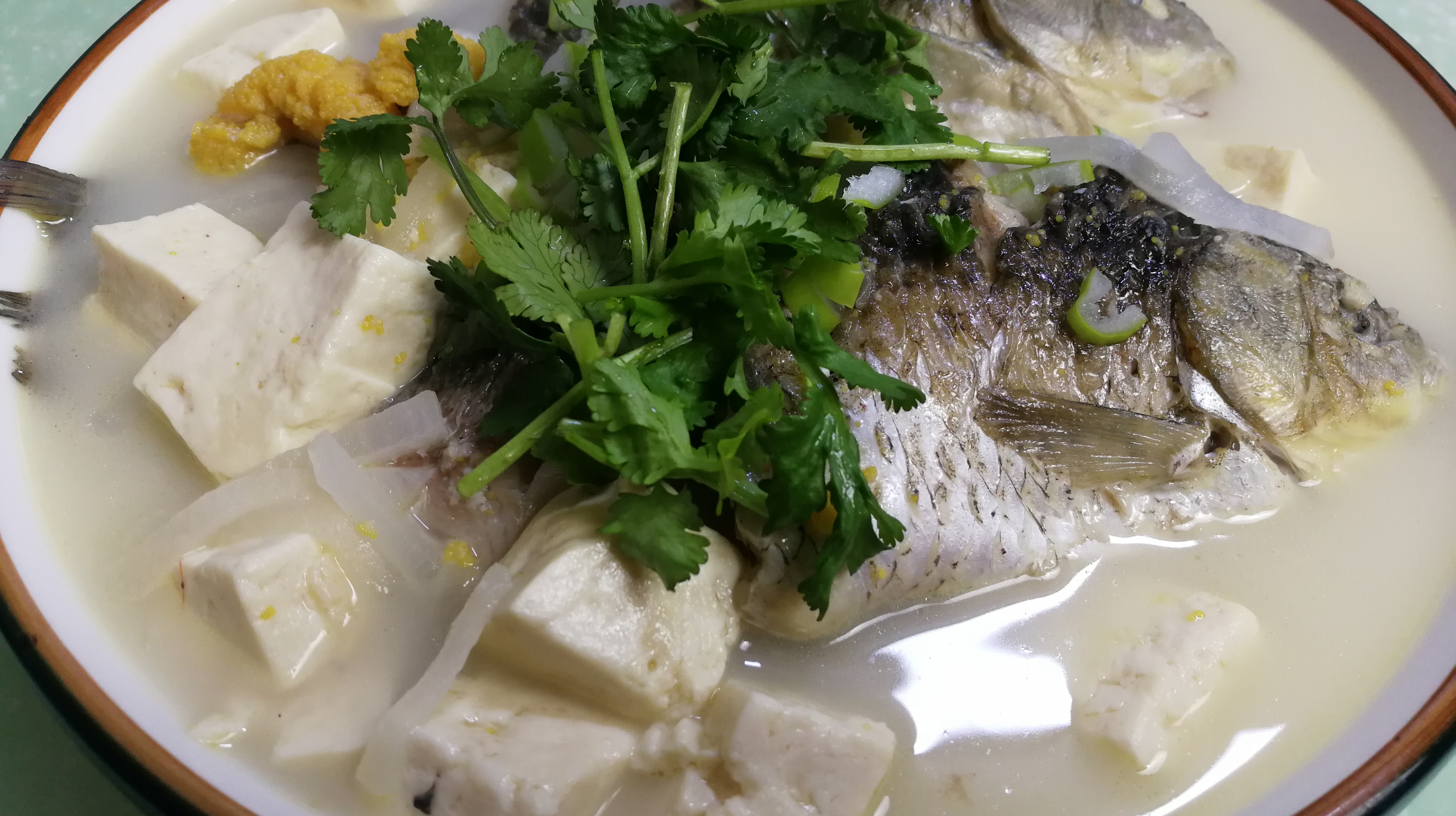鲫鱼萝卜豆腐汤,汤汁奶白,鲜香不腥,营养美味