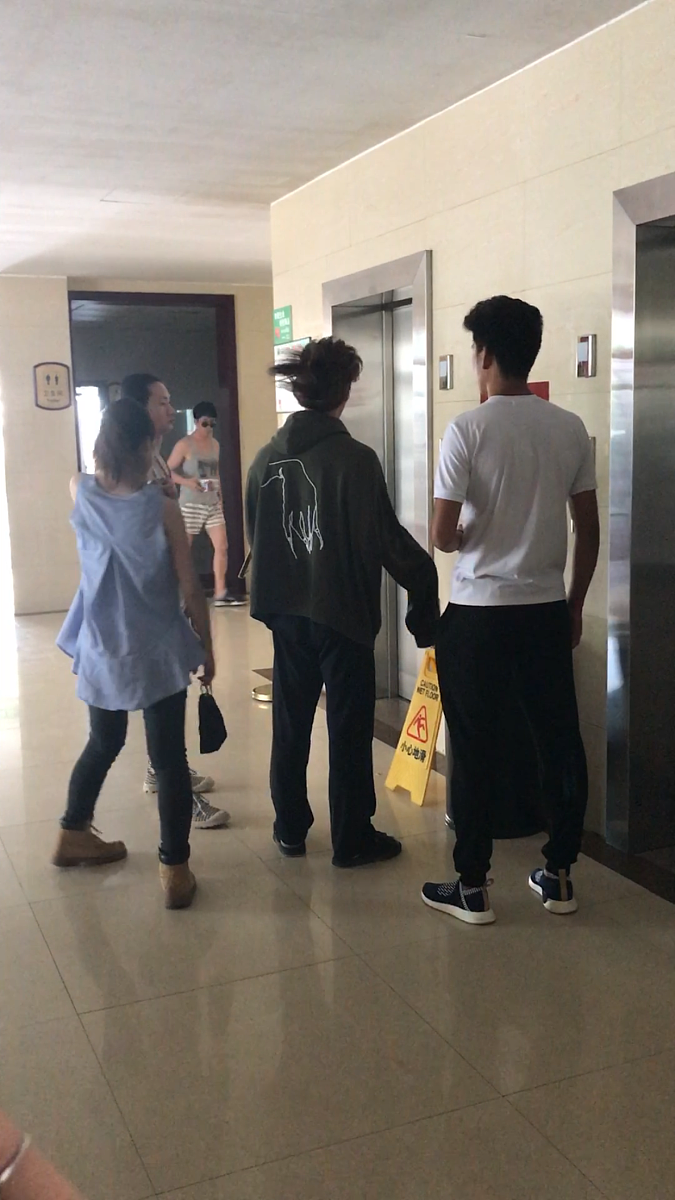 从横店跑路回老家，我成了古董店老板，还成了「说书人」！