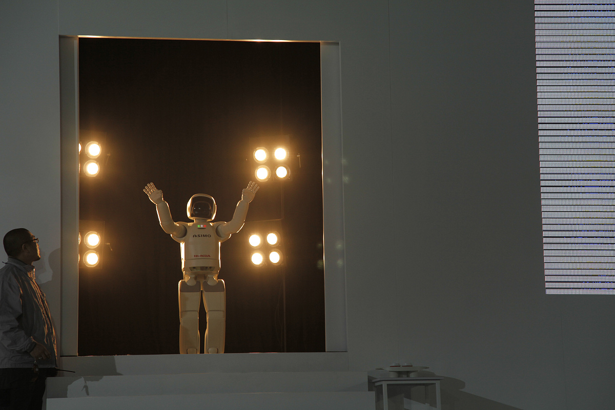 用c语言写一个班里45个人求低于13米的人数