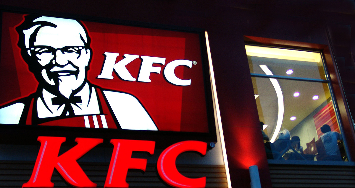 总结成一句话1 IntroductionKFC also known as Kentucky Fried Chicken is a fast-food restaurant chain that specializes in fried chicken It was founded by Colonel Harland Sanders in 1952 in North Corbin Kentuck