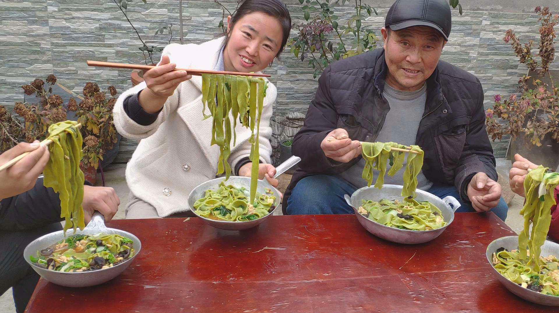 [图]农村媳妇手擀菠菜鸡蛋面，1家4口1人吃一瓢，光滑有嚼劲，吃美了