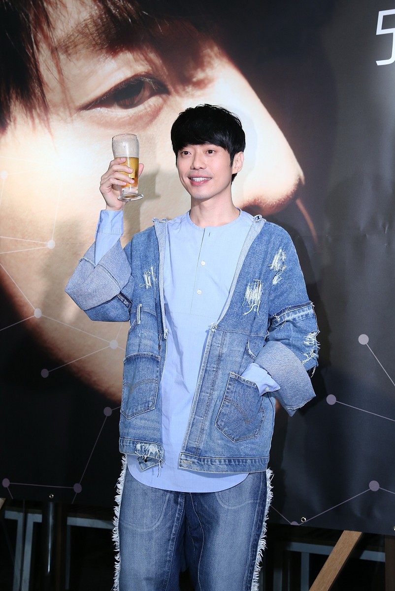 实力唱将!张栋梁演唱会连唱23首歌  高举酒杯庆祝似泪洒现场