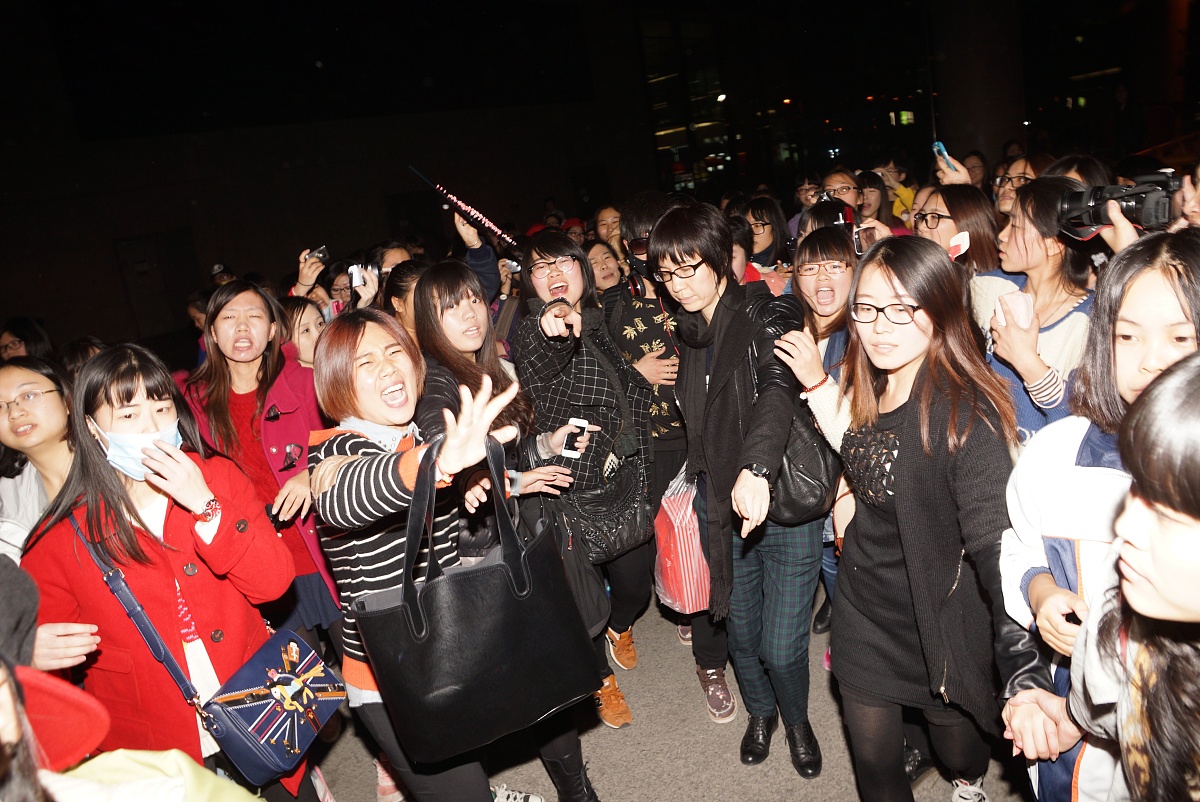 2013年11月22日,上海,2013年快男男生12强齐聚上海虹桥机场降落.***_*