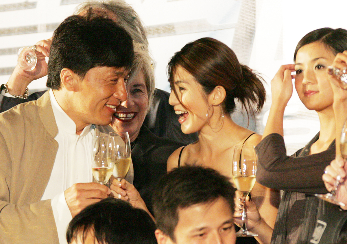 2004年<strong>9</strong>月19日,《新警察故事》的主创人员在首映典礼新闻发布会上与