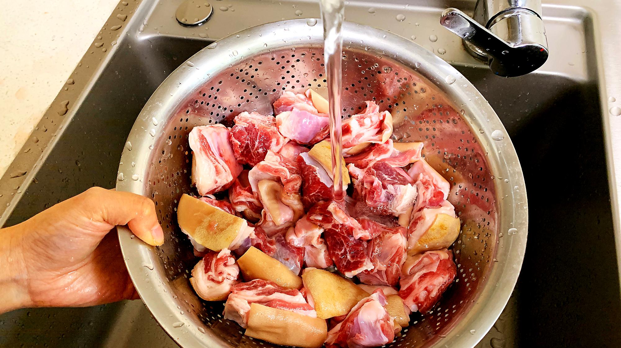 炖羊肉汤别直接下锅炖,教你几个小诀窍,汤浓肉香无膻味