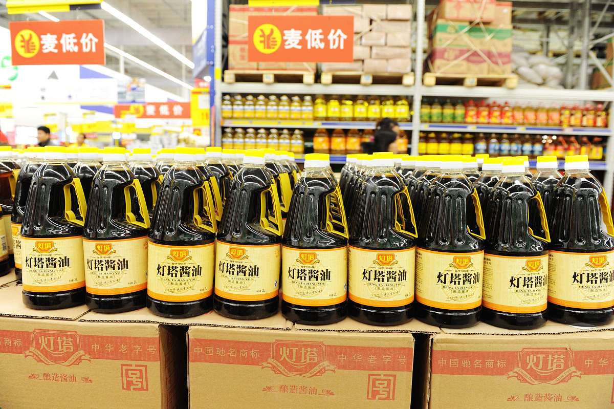 ***_***2012年12月24日,山东青岛一商场摆放的某品牌酱油.+++_+++酱油