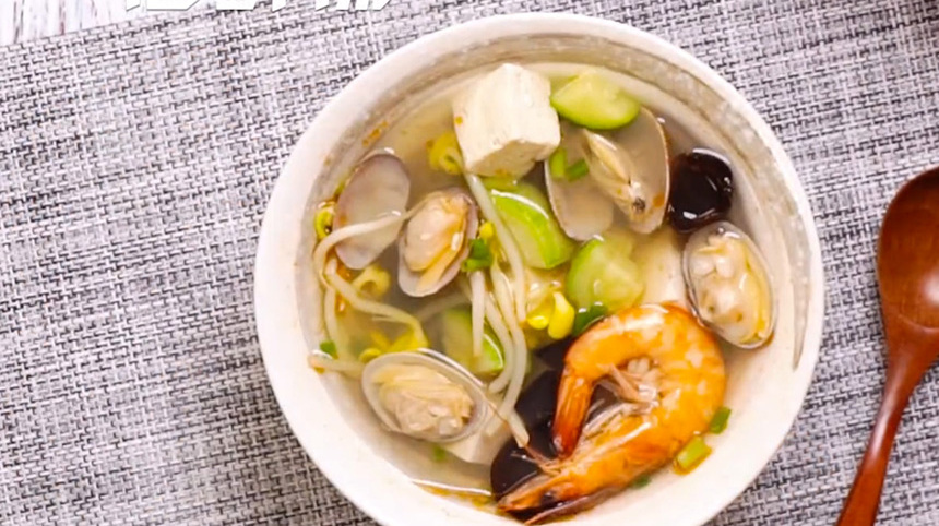 各种海鲜味集聚一锅的海鲜汤,满满一碗海鲜,美味超满足!