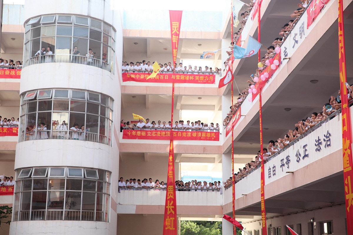 优秀学生评语：学习成绩优异，积极参与活动，表现出色