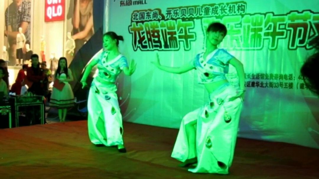 这就是传说中的孔雀舞,婀娜多姿～