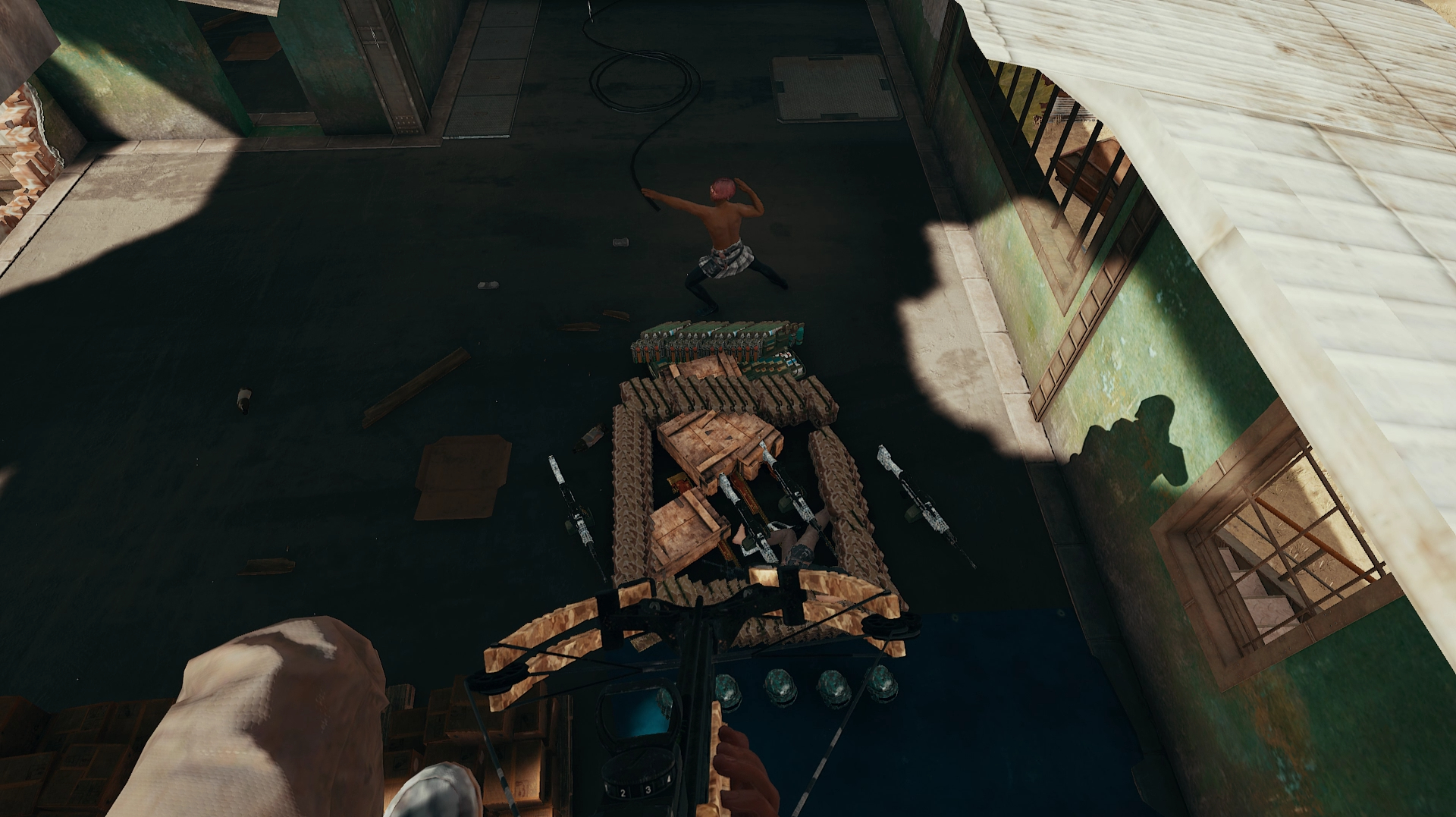 绝地求生:某玩家爬楼顶钓鱼,最后一位玩家是真的会玩