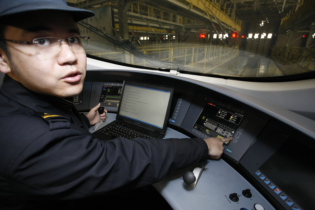 2012年1月17日,探访北京动车基地.***_***工程师从驾驶室下载列车行驶