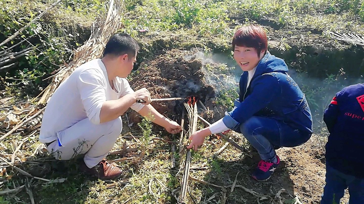 娇姐和农村表弟,第1次在田野做乞丐鸡,火候太猛,差点烧毁