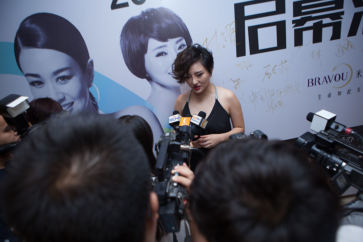 你是拍摄和导演沟通怎么把下面文字画出来。一行人在公司大门口聚集穿着各式各样的服装显然在过时装日。要求：时长5秒。