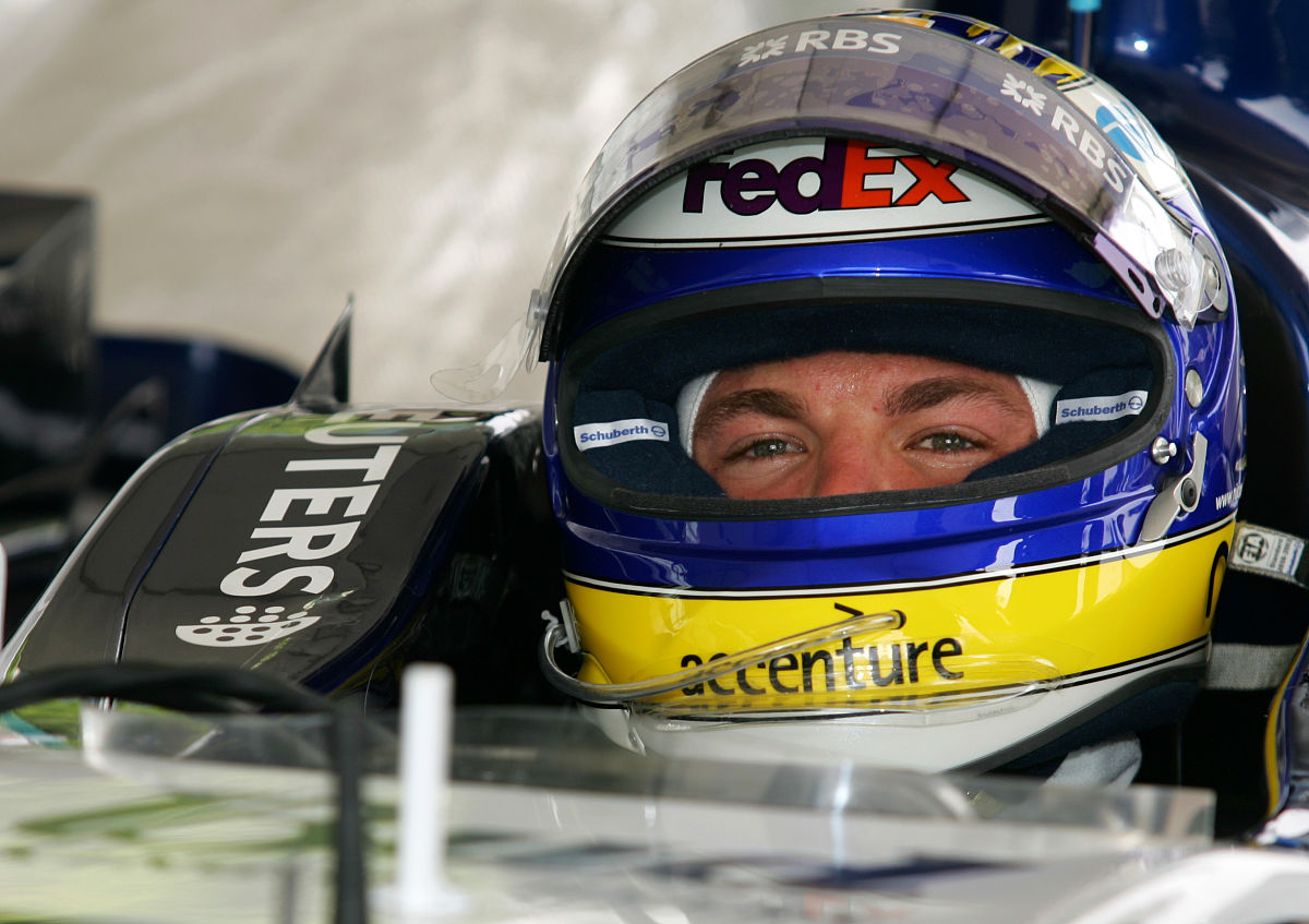 《冲撞战车》手游更新：全新赛道、战车、道具，多人对战燃爆来袭！